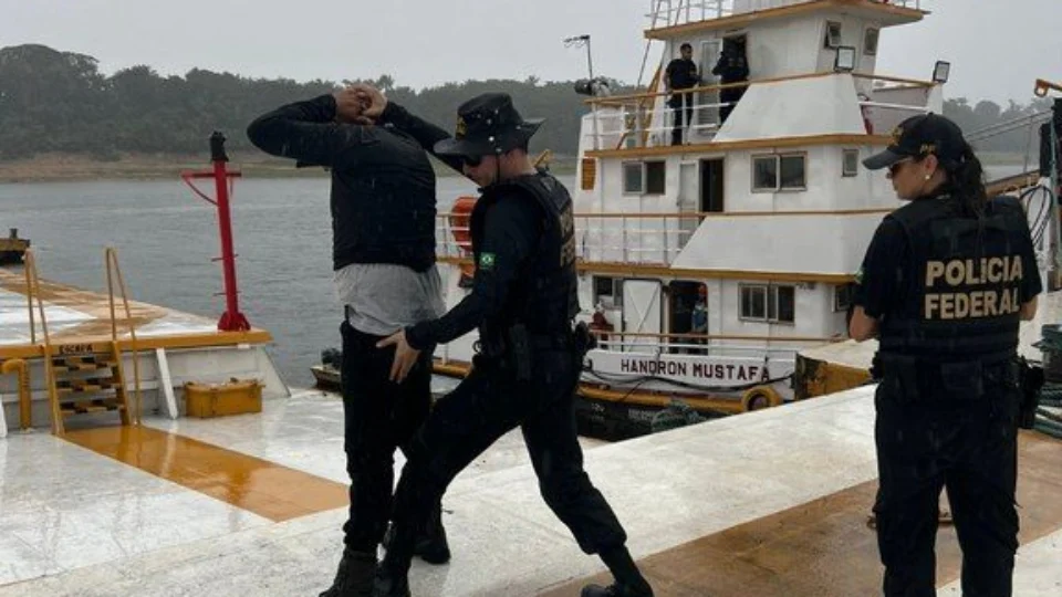 PF prende homem por posse ilegal de arma de fogo no Rio Negro, no AM