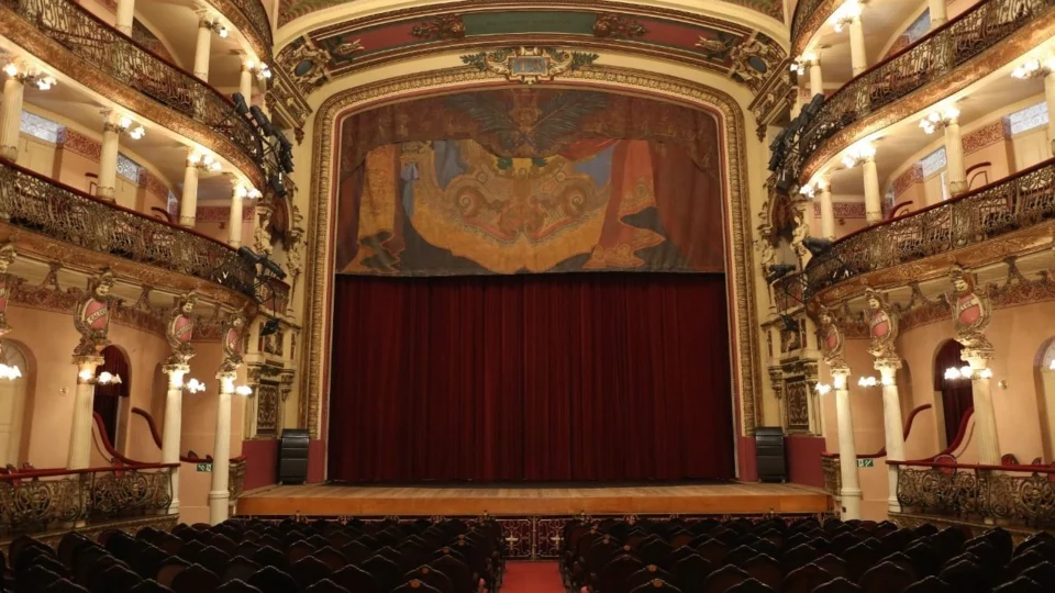 Teatro Amazonas divulga programação e busca novas plateias em Manaus