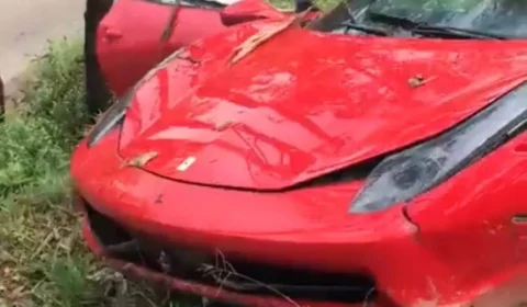 VÍDEO: Ferrari vermelha fica completamente destruída após acidente em MG