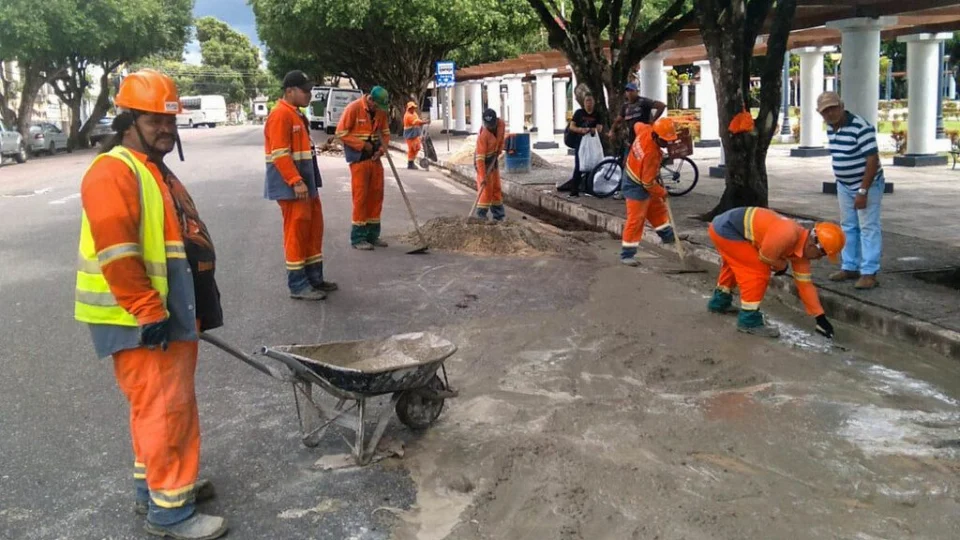 Entorno da Praça da Saudade recebe serviços na drenagem, em Manaus