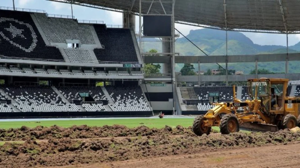 Botafogo: Estádio Nilton Santos terá gramado sintético moderno