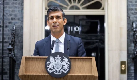 Rishi Sunak é multado por andar sem cinto de segurança na Inglaterra