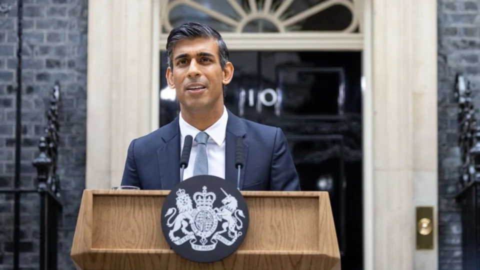 Rishi Sunak é multado por andar sem cinto de segurança na Inglaterra