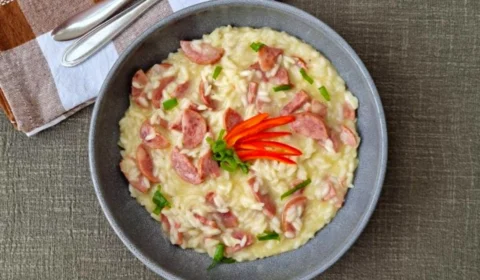 Receita Fácil – Risoto de calabresa: opção prática pronta em 30 minutos