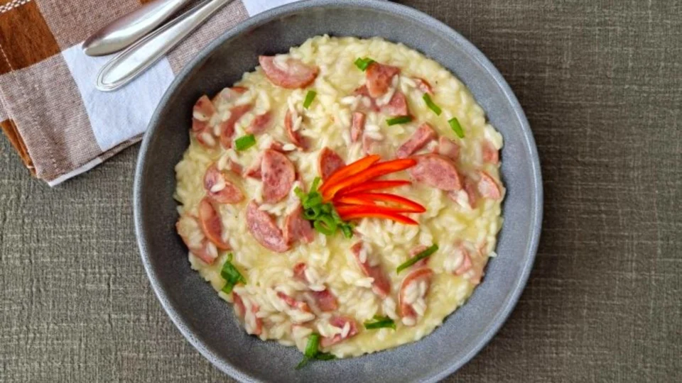 Receita Fácil – Risoto de calabresa: opção prática pronta em 30 minutos