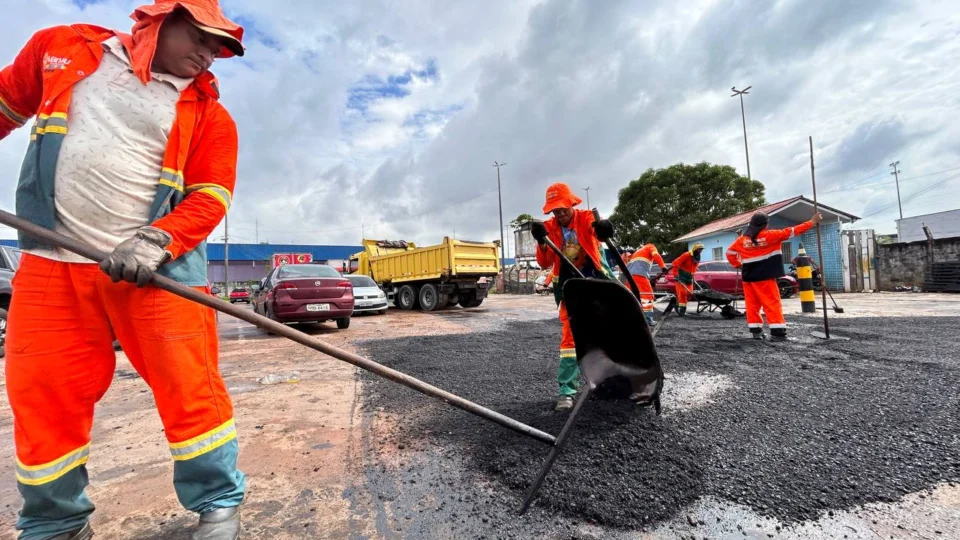 Entorno da feira da Banana recebe serviços de manutenção em Manaus