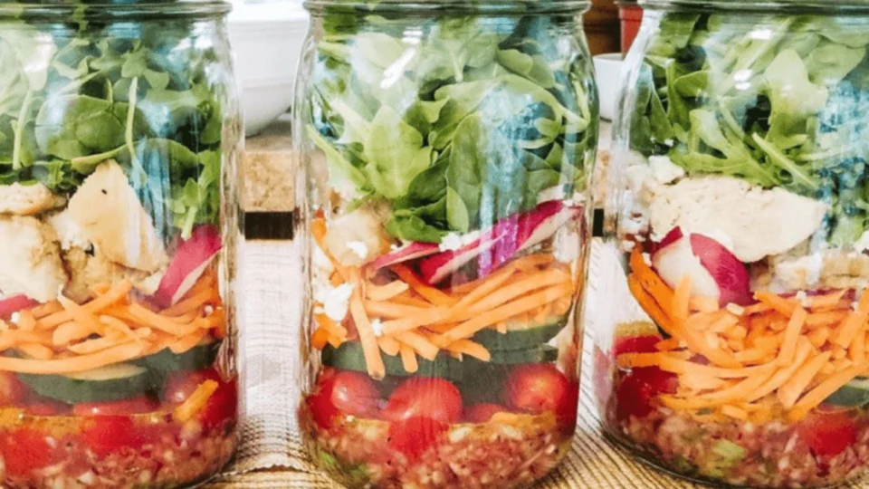 Receita Fácil – Salada no pote: opção fit pronta em apenas 10 minutos