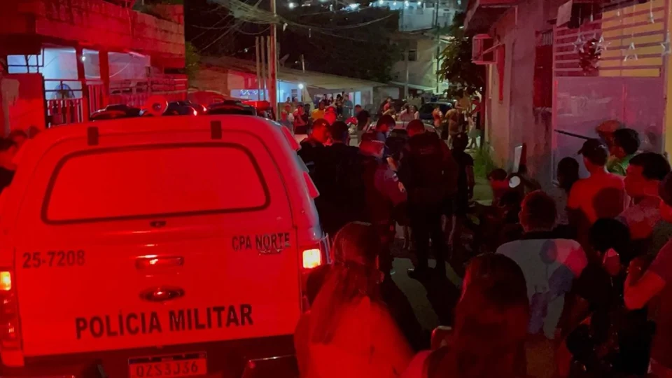 VÍDEO: homem é morto a tiros enquanto tomava cerveja com amigos em Manaus