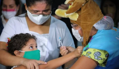 AM recebe 22,8 mil doses de vacina contra a Covid para crianças acima de 3 anos