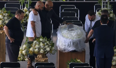 VÍDEO: velório de Pelé tem início com fãs, autoridades e comércio do lado de fora, em SP