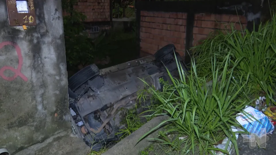 VÍDEO: carro modelo Chevrolet Montana capota em ladeira na Zona Norte de Manaus