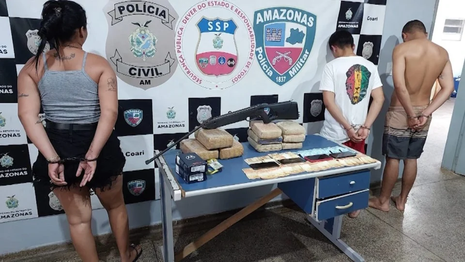 VÍDEO: 10 kg de droga são apreendidos em embarcação no interior do Amazonas