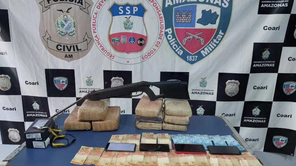 Quadrilha é presa com 12 kg drogas e arma dentro de embarcação em Coari-AM