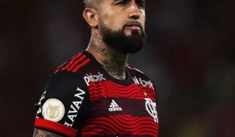Vidal pode ser multado pelo Flamengo por se ‘oferecer’ ao Colo-Colo