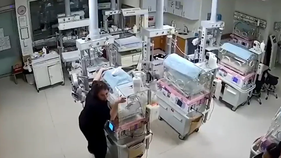 Vídeo: enfermeiras protegem bebês em incubadoras durante terremoto na Turquia
