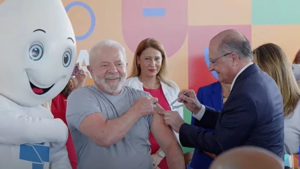 Lula é vacinado por Alckmin durante lançamento de campanha contra Covid-19