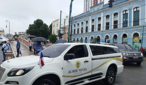 Corpo de Amazonino Mendes chega ao Teatro Amazonas