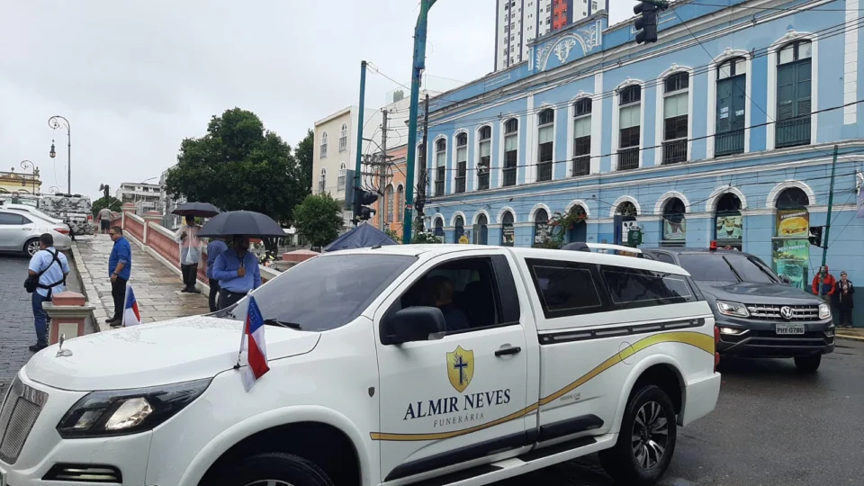 Corpo de Amazonino Mendes chega ao Teatro Amazonas