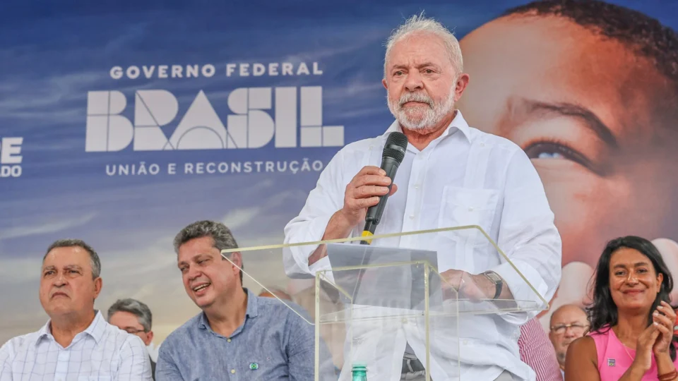 Lula confirma aumento da faixa de isenção do IR e ajuste do salário mínimo