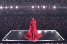 Rihanna ‘voa’ no show do intervalo do Super Bowl e canta hits da carreira