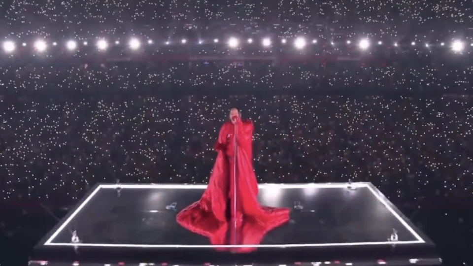 Rihanna ‘voa’ no show do intervalo do Super Bowl e canta hits da carreira