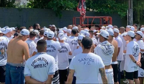 Santos tem CT invadido por torcedores que cobram mais contratações