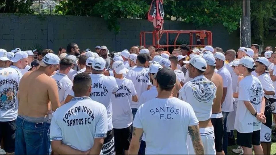 Santos tem CT invadido por torcedores que cobram mais contratações