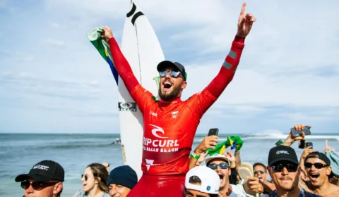 Filipe Toledo avança em Pipeline no Circuito Mundial de Surfe