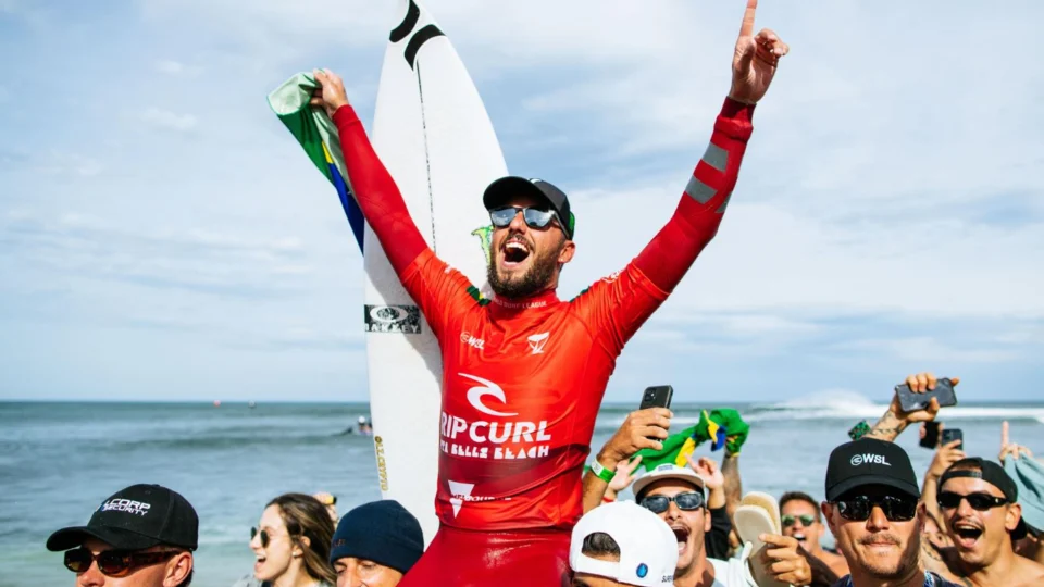 Filipe Toledo avança em Pipeline no Circuito Mundial de Surfe