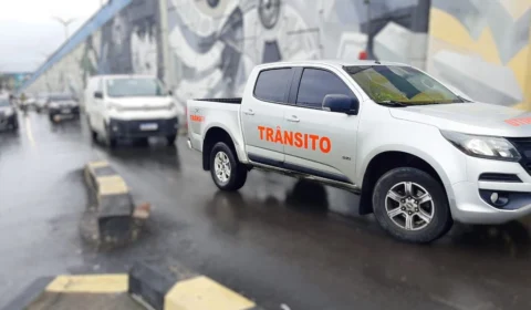 Dirigir sem habilitação ou com CNH suspensa gera multa de R$ 880