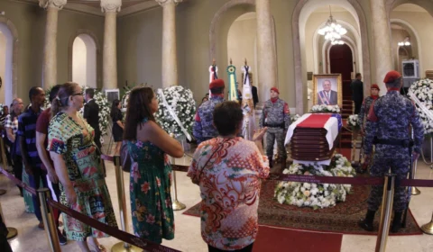 Amazonino é primeiro ex-governador a ter funeral aberto ao público no Teatro AM