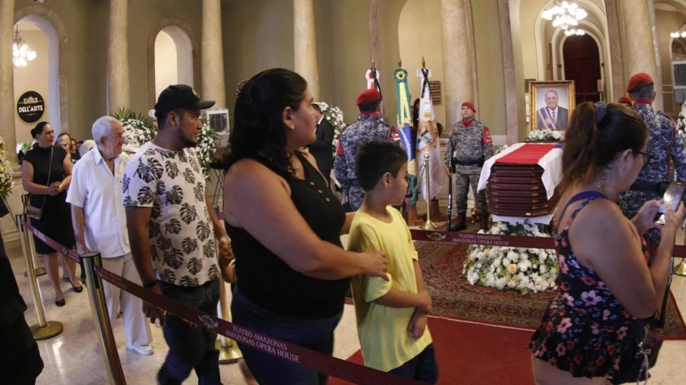 Duas pessoas têm mal súbito no velório de Amazonino Mendes