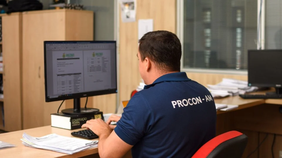 Reclamações sobre sites de vendas na Internet sobem 10% em 2022, no AM