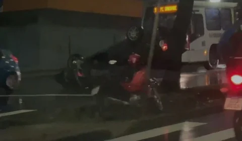 Carro capota e deixa motorista ferido em Avenida de Manaus; veja