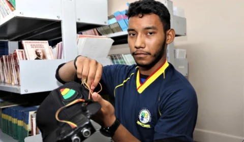 Alunos de Manaus criam boné que auxilia na locomoção de deficientes visuais