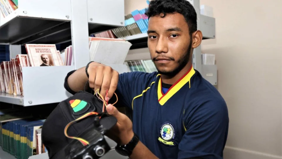 Alunos de Manaus criam boné que auxilia na locomoção de deficientes visuais