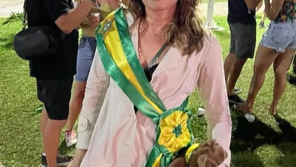 Sósia da primeira-dama Janja faz sucesso com foliões durante Carnaval no MA