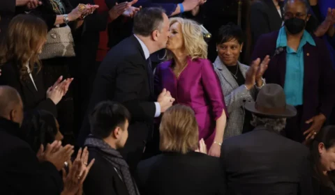 Beijo na boca: veja cumprimento da primeira-dama dos EUA e marido de Kamala