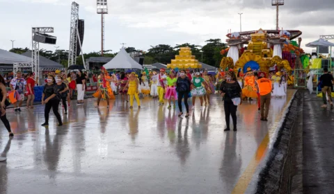 Bloco da Saúde abre desfile das escolas do Grupo Especial em Manaus