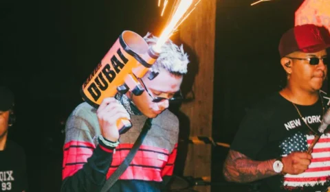 Boate Kiss: cantor debocha de tragédia durante show pirotécnico em RR