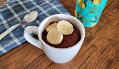 Receita de bolo de caneca que vai te deixar com água na boca!
