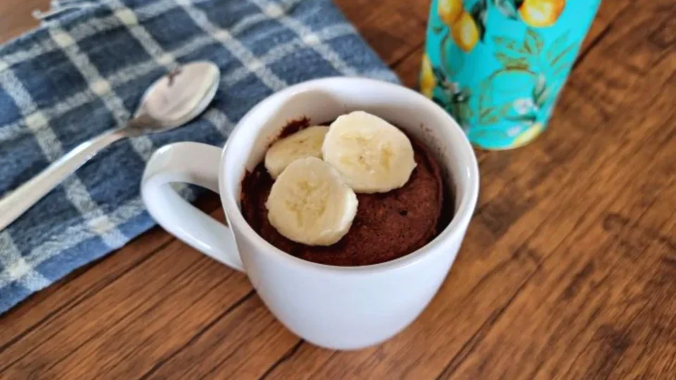 Como fazer delicioso bolo de caneca com receita simples