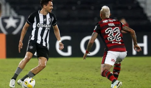 Na briga pela liderança, Botafogo e Flamengo se enfrentam neste sábado, 25