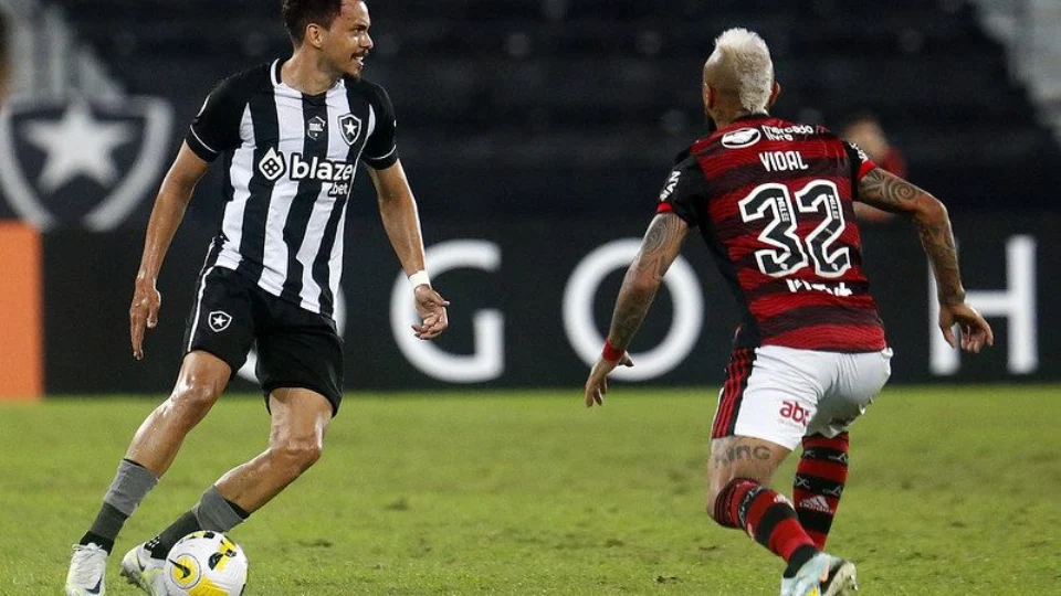 Na briga pela liderança, Botafogo e Flamengo se enfrentam neste sábado, 25