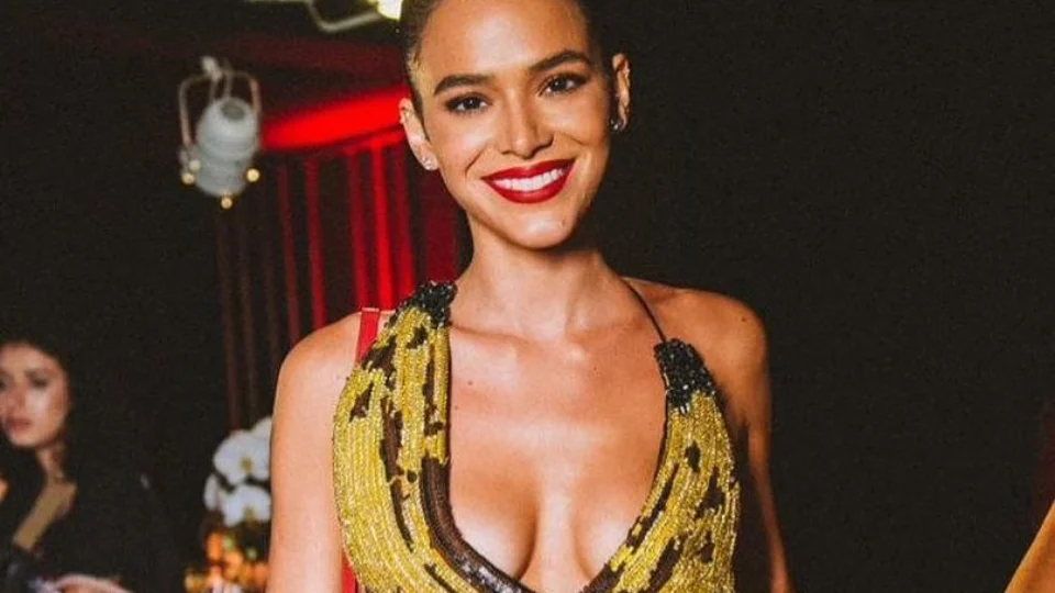 Depois de Salvador, Bruna Marquezine curte Carnaval no sambódromo do Rio