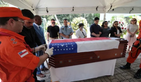 Corpo de Amazonino Mendes é cremado em Manaus