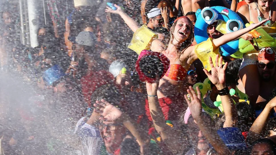 Cinco pessoas testam positivo para Covid e uma para IST após carnaval em Manaus