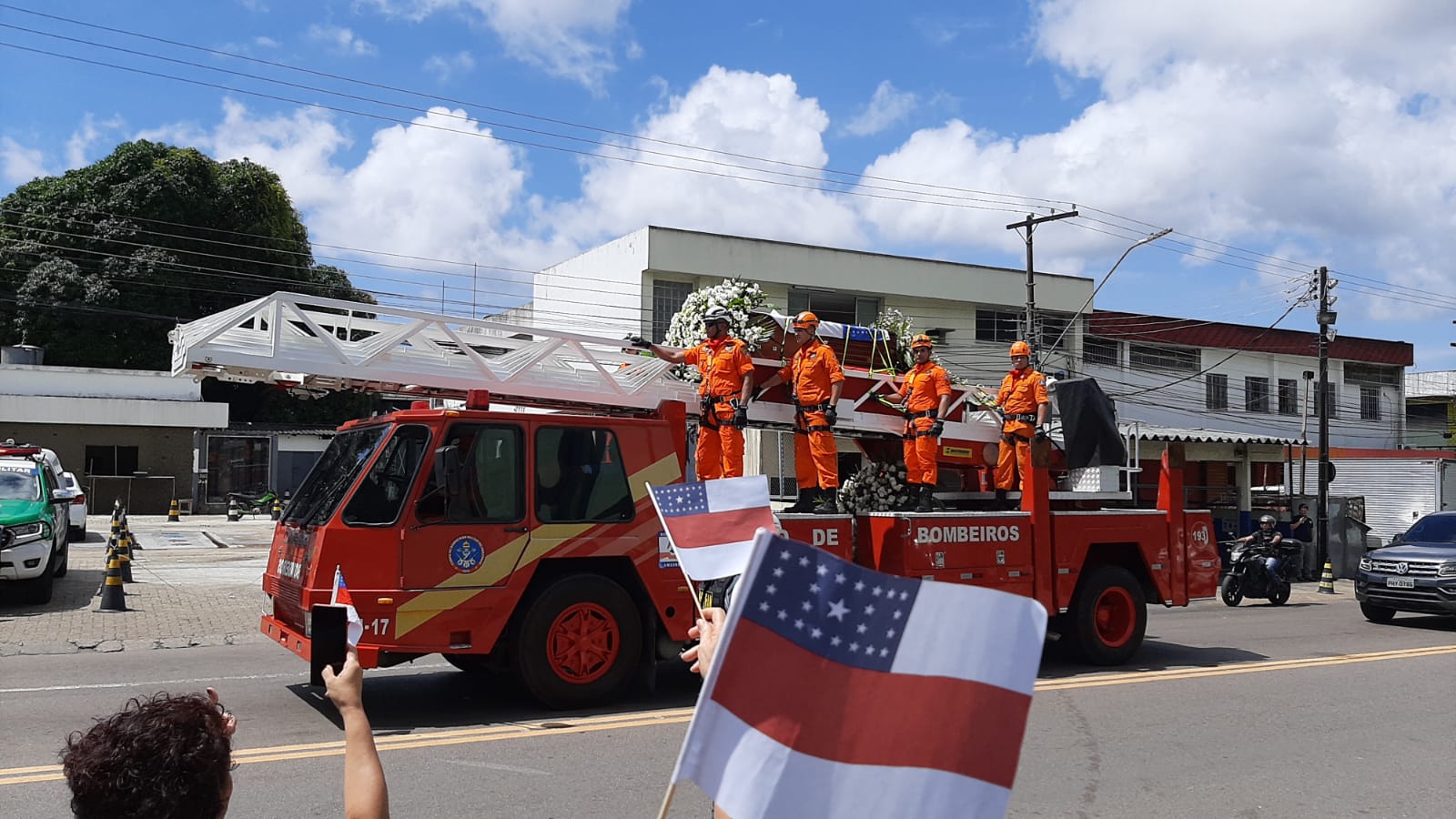 Carro do Corpo de Bombeiros passa em frente à UEA - Foto: John Brito/Portal Norte