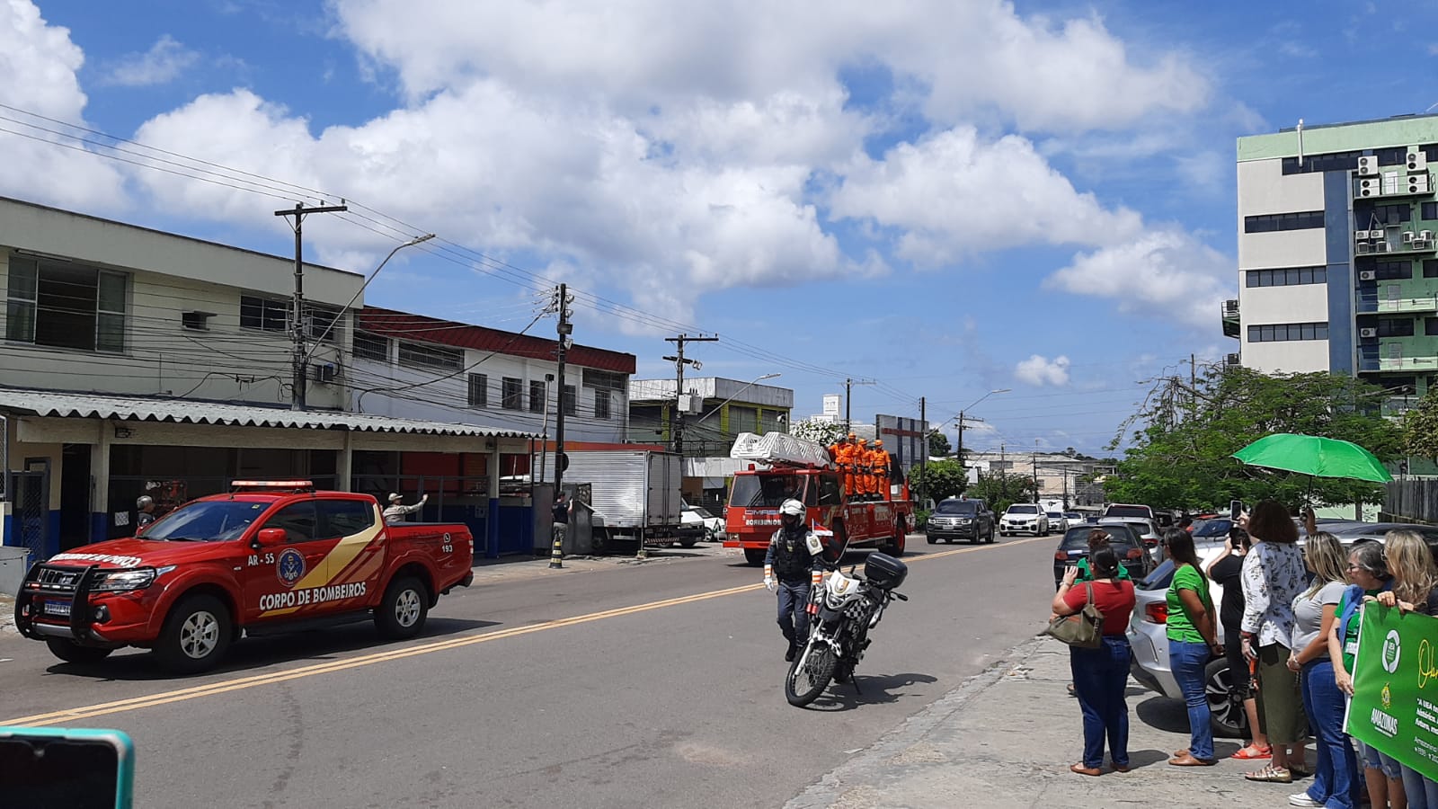 Carro do Corpo de Bombeiros passa em frente à UEA - Foto: John Brito/Portal Norte