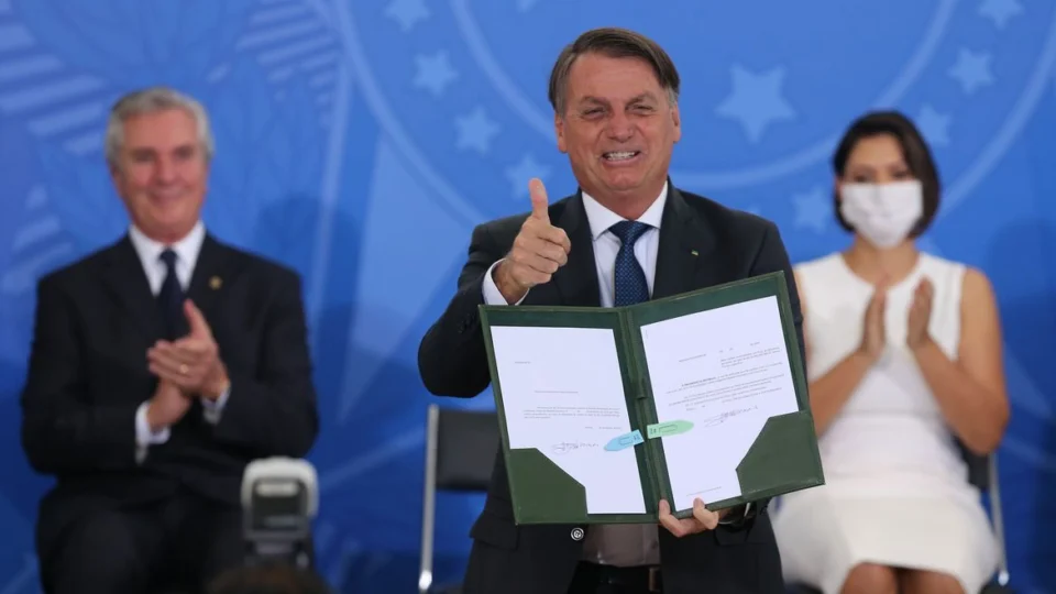 Cartão de vacinação: Lula e Bolsonaro podem ter documento em domínio público